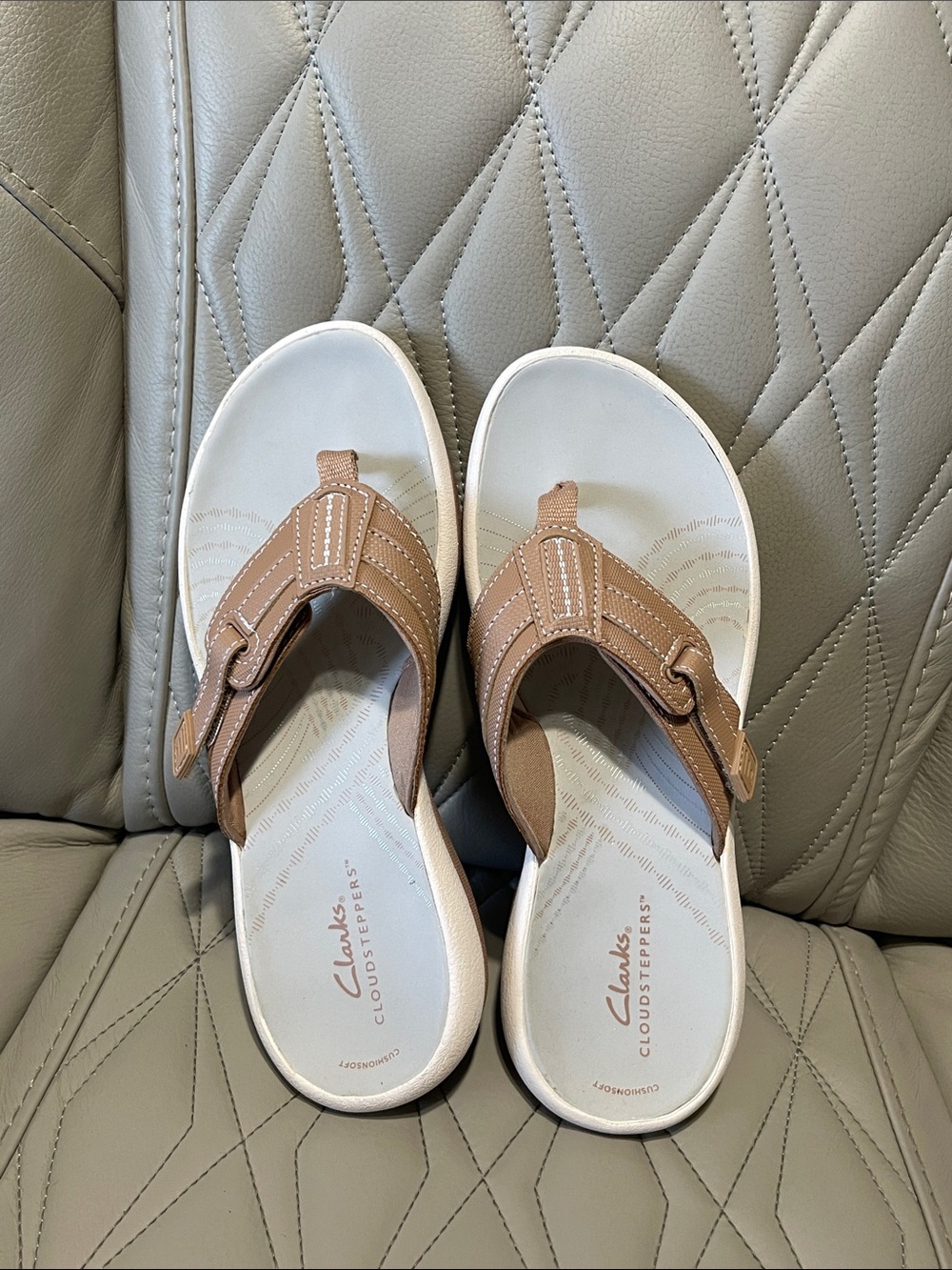 Clarks tan and white leather thong sandals - Picture 6 of 7